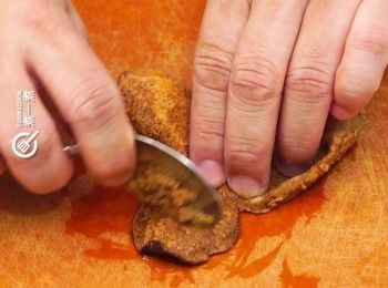 step4: 陳皮浸軟刮囊
Soak dry tangerine peel until tender and remove the pith.
