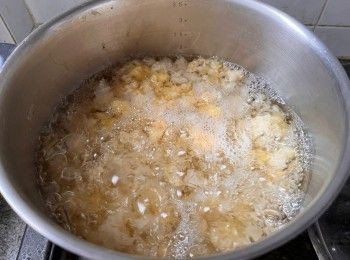 step4: 燒沸水，先把雪耳煮至少30分鐘（視乎想要的黏滑程度）。