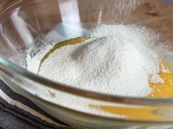 step10: 將乾材料篩入攪拌碗中