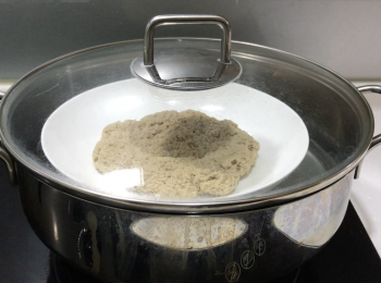 step3: 碟掃油，將麵團放在碟上，準備一鍋水，放上蒸架，麵團放進鍋中，蓋蓋發酵1小時