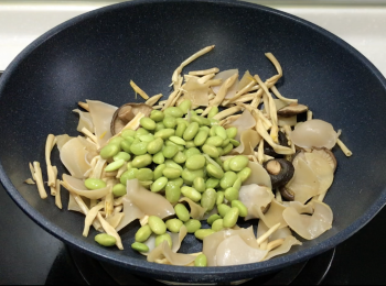 step3: 鑊加油，煽薑片，加香菇，炒出香氣，加金針、、白玉木耳、毛豆，翻炒，再加冬菇水、水和醬汁，攪拌均勻後，加入烤麩，翻炒