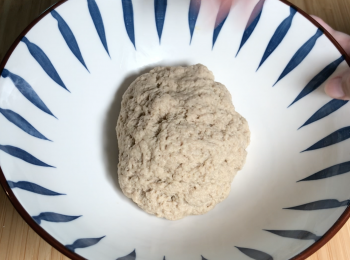 step2: 10分鐘後再將酵母溶液攪拌均勻，加入小麥蛋白粉，攪拌成團