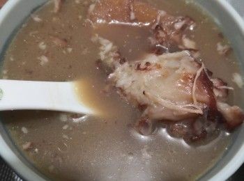 step2: 放入已汆水洗淨的猪脊肉加幾滴酒續以中小火熬煮湯底