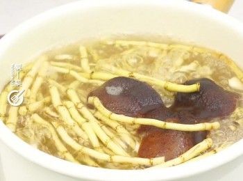 step5: 煲滾1.5公升水，加入所有材料
Bring 1.5 liter water to a boil. Add all ingredients.