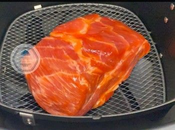 step5: 反轉再以攝氏180度焗10分鐘。氣炸鍋的大小，決定放置豬肉的數量，兩塊肉要平鋪，不能重疊。