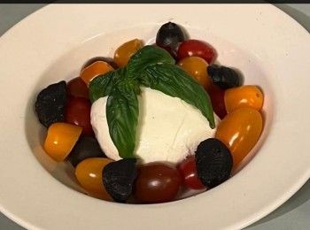 step5: 將Mozzarella 水牛芝士，放在碟上，側邊伴以 櫻桃茄 和 黑蒜。
.