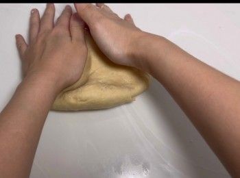 step8: 將麵團搓揉3分鐘。