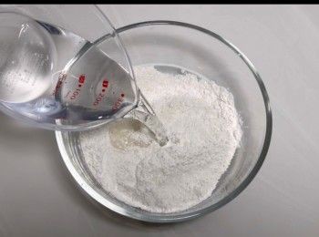 step2: 將粘米粉、馬蹄粉和木薯粉混和，然後將100毫升的清水分兩次加入並拌勻。