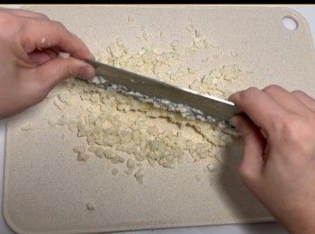 step1: 先將馬蹄清洗乾淨、㓟皮和切碎。