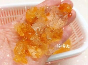 step4: 先將桃膠洗淨，用水（材料以外的水；水量大概是桃膠的30倍）浸發約6-8小時（讓桃膠充分吸收水份；浸發後，桃膠的體積會發脹至數倍大；重量會增加約10倍），清理黑點雜質後，再沖洗2-3次，然後再浸發約2-4小時，瀝水，備用