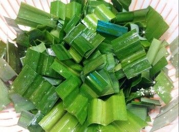 step2: 1. 斑蘭葉先切去頭尾各2吋（防止苦澀味），洗淨，切小段