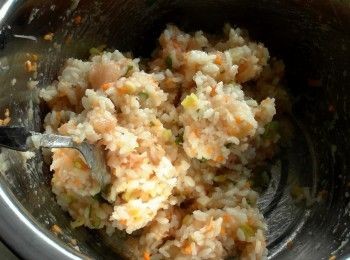 step2: 將煮好的<a href="https://bit.ly/3EZL8dD" target="_blank" data-keyword="雞胸" class="guide-link"><strong>雞胸</strong></a> <span style="display:inline-block;vertical-align:middle;margin-top:-3px;color:initial;border-radius:3px;padding:2px 3px;font-size:12px;line-height:14px;background:#87d300;color:#fff;">即買</span> 絞肉、白飯、蔥花、胡蘿蔔以及所有調味料攪拌均勻。