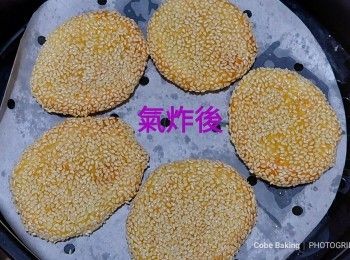 step2: 預熱氣炸鍋200度5分鐘
南瓜團每30g一粒滾圓再略按扁，前後沾滿芝麻，放入已有烘焙紙既氣炸網架面，掃上薄薄食用油，氣炸200度5分鐘，反轉掃多一次薄油200度5分鐘，取出放涼完成