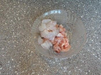 step1: 蝦肉及雞肉 以鹽及胡椒粉醃十分鐘
乾冬菇片先浸軟