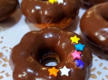 step3: 取出放涼，將朱古力溶解後沾上冬甩裝飾完成