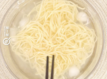 step2: 再將牛柏葉放入滾水中，灼熟後放入冰水中冷卻再切成小塊