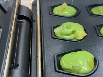 step3: 先倒入淺淺的一層麵糊，約模型的1/3量，將栗子碎5顆鋪在麵糊上，最後倒入麵糊與模型平行，蓋上上蓋焗約3分鐘。