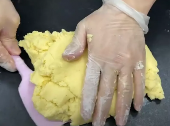 step2: 依序將低筋麵粉184g、奶粉20g、起士粉10g以及太白粉46g加入步驟二中，使用刮刀將其壓拌均勻或將步驟二倒入鐵板中，使用刮板及手壓拌至均勻無粉粒麵糰狀即可。