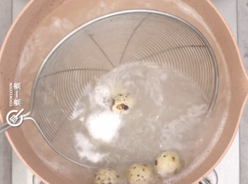 step3: 鵪鶉蛋放滾水中烚4-5分鐘至熟，去殼