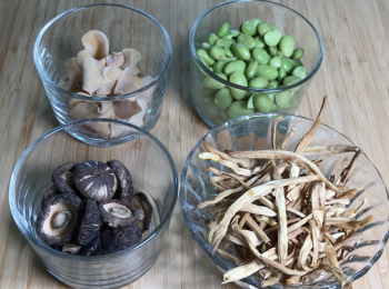 step1: 白玉木耳、乾香菇、乾金針分開清洗乾淨，用水泡發，泡發後，白玉木耳剪掉硬的部分，把大朵的剪小塊；香菇壓乾水分，保留泡香菇的水；金針壓乾水分。毛豆用水川燙。