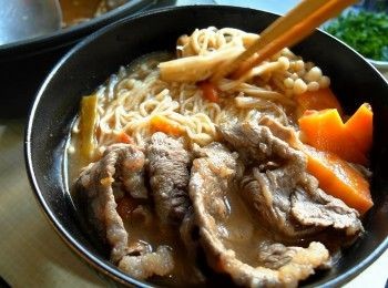 step5: 煮鍋水放入撈麵，煮熟後撈出。將煮好的高湯、配料與撈麵裝盤即可。