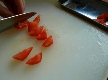 step1: 番茄切小塊。胡蘿蔔切小塊。洋蔥切絲。蔥白切段。