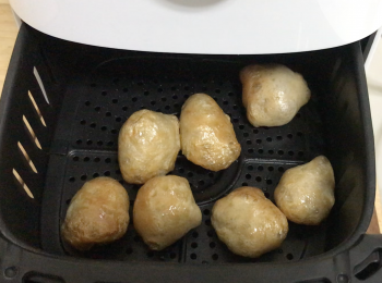 step4: 沾油，放氣炸鍋，200度氣炸6分鐘，中途抽出檢查顏色，這是大約4分鐘左右的顏色，已經可以取出