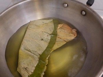 step1: 乾荷葉洗淨後 用熱水浸軟