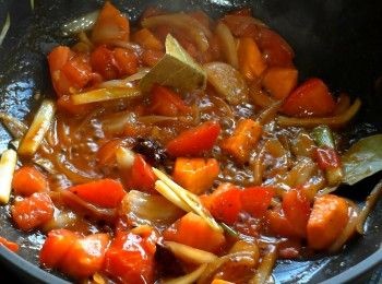 step3: 加入所有調味料以及香料拌炒均勻。