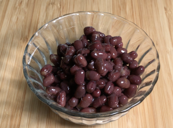 step1: 紅豆洗淨，浸泡一晚，加水大火煮15分鐘，蓋蓋悶1小時，瀝水備用