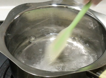 step4: 白糖/黑糖加水煮溶，將糖水慢慢加入粉漿，一邊加一邊攪拌