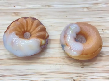 step5: 將雞蛋糕表面沾取檸檬糖霜再撒上些許檸檬皮裝飾。