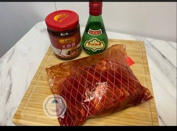 step2: 豬肉洗好用紙巾印乾，再把豬肉放入一個密實袋。