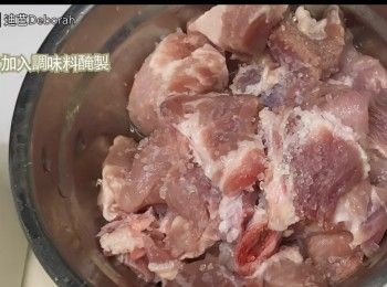 step1: 清洗排骨，排骨加入調味料醃製，放進雪櫃下格15分鍾。 