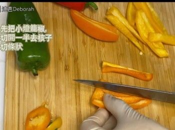step2: 先把三色椒，切開一半去核子，切條狀。清洗後，瀝水備用。