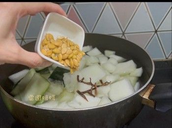 step2: 先放陳皮絲，滾起。