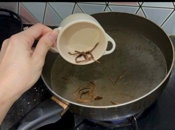 step3: 冬瓜皮、冬瓜粒，滾淋。
最後放肉片，滾起，完成！ 
大約滾15分鐘左右都可以喇！