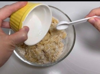 step7: 將液體加入麵團。