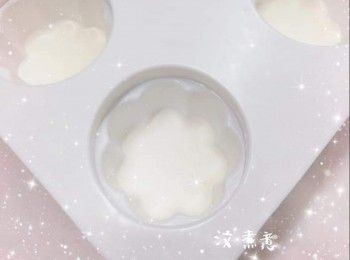 step4: 將已混合鮮奶的魚膠粉加入榴槤茸，攪拌至完全均勻 2. 先加入1／3已混合鮮奶魚膠粉的榴槤茸，拌勻，再將餘下已混合鮮奶魚膠粉的榴槤茸加入，充分拌勻成榴槤慕絲 3. 然後倒在已凝固的牛奶慕絲上，再輕輕搖晃使慕絲表面平整／用抹刀抹平表面4. 蓋上保鮮紙，放進冰格冷凍至少5小時至硬身