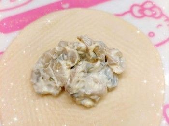 step5: 在已發酵成形的粉團上，用粉團割口刀（沾少許水）在粉團的表面（劃線時，粉團表面乾燥較易割線，否則會出現拖刀的情況）斜斜的割2刀（如想開口大些，可在最後發酵完成前5-10分鐘，即發酵至大概7分時，割線為佳） 2. 預熱5分鐘（180°），放下層，焗約15-20分鐘（至表面金黃）