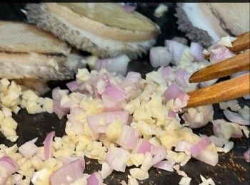 step7: 燒紅平底鑊下油少許，中大火，將鮑魚2面煎至微微金黃(先煎面部份）。