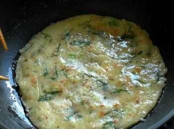 step3: 熱鍋加油，放入適量的麵糊，將麵糊攤平用小火煎至兩面微微焦黃即可。