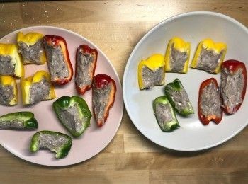 step3: 將陳皮末與鯪魚肉拌勻，打至起膠。三色椒直切成四至六份、去籽後釀入適量的鯪魚肉、壓實。