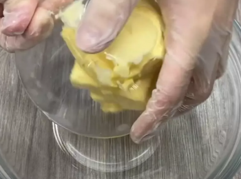 step1: 取軟化的無鹽奶油115g，使用手持攪拌器稍為打散，再加入糖粉25g，攪拌製奶油膨鬆且色澤有點由黃變乳白色，最後在加入蛋液35g，攪拌至均勻光滑狀。