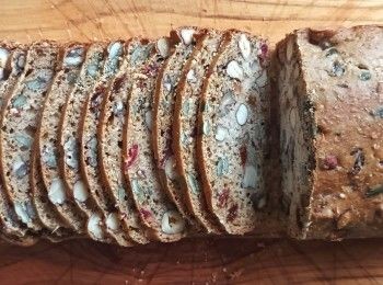 step7: 拿出來後切成超薄片，再放在焗盤上，放入已預熱150度C焗爐，焗15分鐘，然後將餅乾反面，再焗6分鐘或至金黃香脆即成