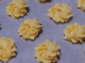 step1: 牛油室溫軟化，加入糖霜用手動打蛋器攪至蓬鬆泛白色（即完全拌勻）