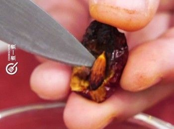 step3: 紅棗去核備用
Remove the seed of red dates.