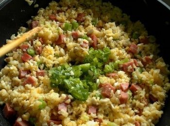 step5: 加入剩下的蔥花拌炒均勻即可。