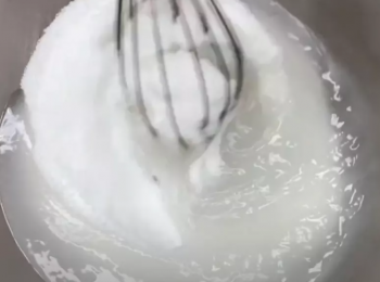 step2: 水晶粉300g倒入攪拌碗中，沖入步驟1，攪拌均勻光滑無顆粒液體。