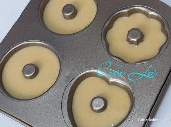 step2: 全部材料拌勻後放入唧花袋，然後平均加入4連模或6連模具中，唔好放太滿，7成就可以
焗150度15分鐘，出爐用牙籤測試，如果未熟焗多幾分鐘，想顏色深色d，可轉160度5分鐘上色